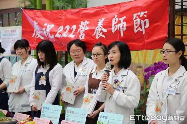 花蓮慈濟醫院營養科營養師於二月二十二日營養師節，準備了200人份的「薏芍糙米養生粥」，用募愛結緣的方式邀請大家一起共度營養師節。（圖／花蓮慈濟醫院提供）