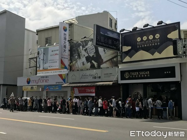 ▲老虎堂黑糖專賣店逢甲店排隊人潮。(圖／老虎堂黑糖專賣店提供)