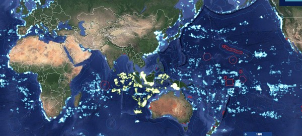 ▲▼藍色螢光點為船隻。（圖／翻攝自global fishing watch官網）