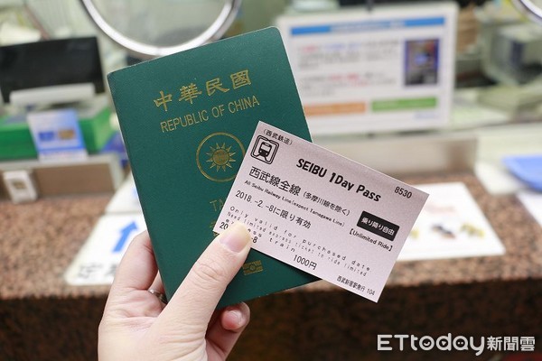 ▲▼西武鐵道一日券，護照，台灣護照。（圖／記者蔡玟君攝）