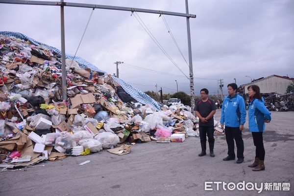 受到震災影響，花蓮市包括家用垃圾、資源回收物品與大宗廢棄物等都比去年同期倍增，市長魏嘉賢至垃圾掩埋場向辛勞工作的清潔隊人員表達感謝。（圖／花蓮市公所提供）