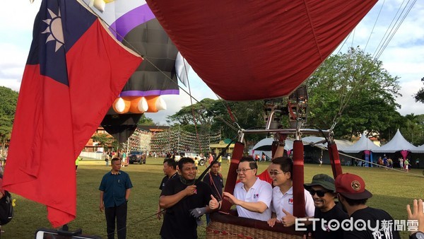 台東一號球首次在馬來西亞檳城熱氣球節露面，檳城首席部長林冠英先生邀請台東縣長黃健庭一同搭乘台東球俯瞰檳城美景。（圖／台東縣政府提供）