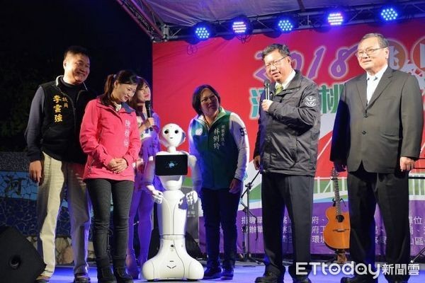 ▲2018桃園燈節-龜山之夜，智慧機器人Pepper首度出席與市民互動。（圖／桃園市政府提供）