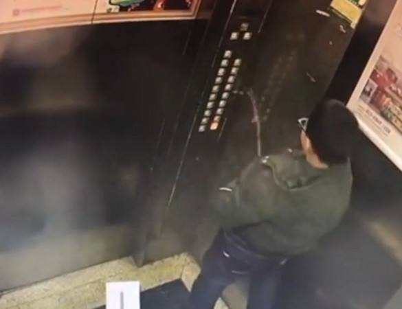 ▲▼重慶市一名男童趁獨自一人搭電梯時，故意朝著電梯的樓層按鈕撒尿，而電梯面板卻因此短路，讓男童受困電梯內。（圖／翻攝梨視頻）