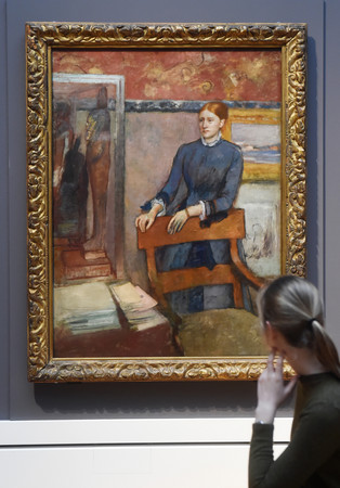 ▲▼遊客正在欣賞竇加（Edgar Degas）的畫作《在父親畫室裡的海倫》。（圖／達志影像／美聯社）