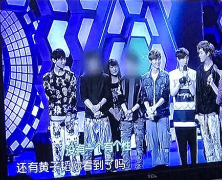 ▲大陸節目使用EXO-M舊畫面卻把Xiumin、Chen臉打馬賽克。（圖／翻攝自EXO官方臉書、微博）