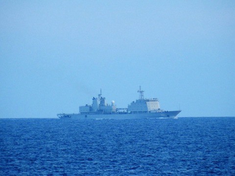 中國編號961的「軍山湖號」島礁補給艦向赤瓜礁進行補給輸送，過程全被越南軍隊拍攝捕捉。（圖／翻攝自鼎盛軍事）
