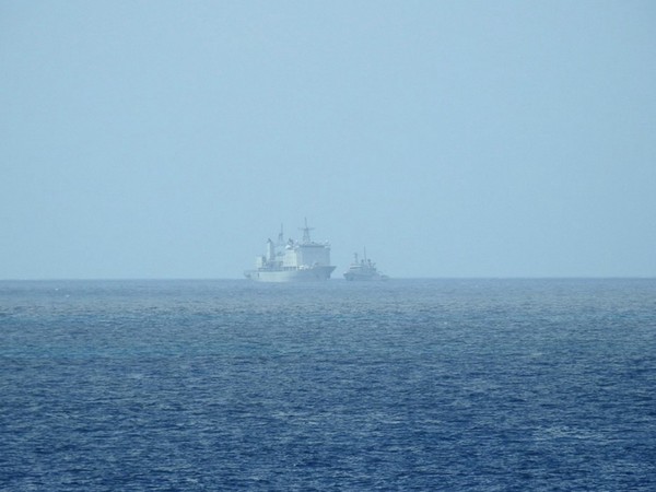 中國編號961的「軍山湖號」島礁補給艦向赤瓜礁進行補給輸送，過程全被越南軍隊拍攝捕捉。（圖／翻攝自鼎盛軍事）