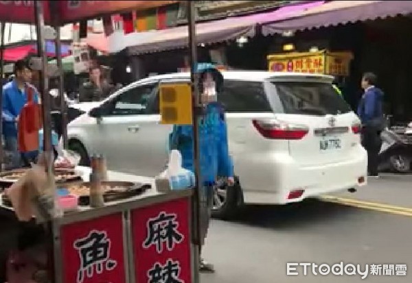 ▲▼駕駛將車違停在路中央掀起引擎蓋，被網友直擊是裝故障下車買棉被。（圖／記者陳豐德翻攝）