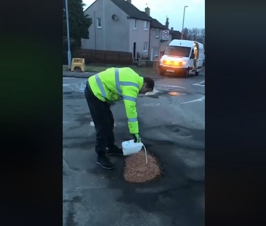▲ 一名英國市政人員用巧克力麥片和牛奶來填補路面坑洞 。（圖／翻攝自LADbible粉絲專頁）