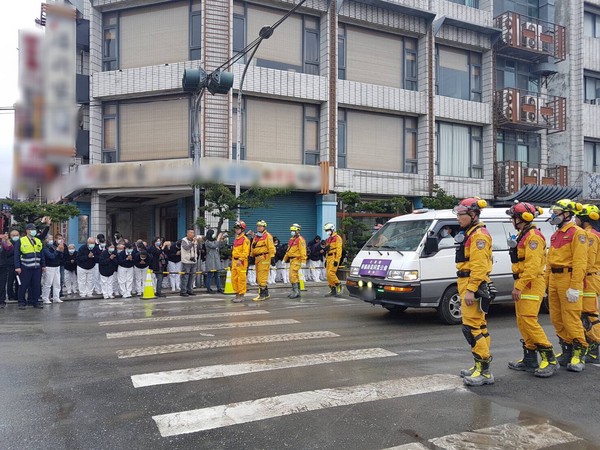 ▲▼2月25日，花蓮地震最後兩具大體運出，超過一百多位慈濟志工聲聲佛號不斷，祈罹難者靈安。           。（圖／慈濟基金會攝）