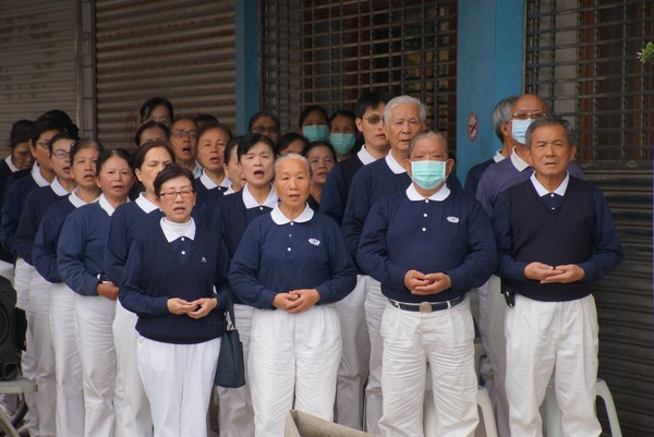 ▲▼2月25日，花蓮地震最後兩具大體運出，超過一百多位慈濟志工聲聲佛號不斷，祈罹難者靈安。           。（圖／慈濟基金會攝）