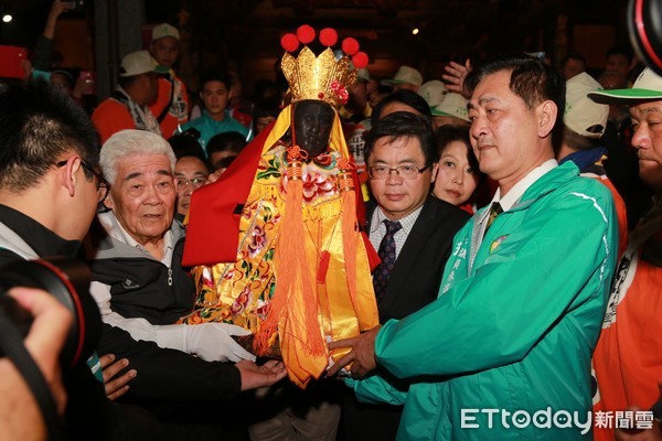 ▲台南市長李孟諺，與碧雲寺董事長藍濟源恭送佛祖媽上轎起駕。（圖／市府提供）