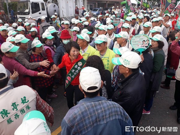 ▲台南市長參選人陳亭妃，向台南親拜託支持她民調出線。（圖／陳亭妃提供）