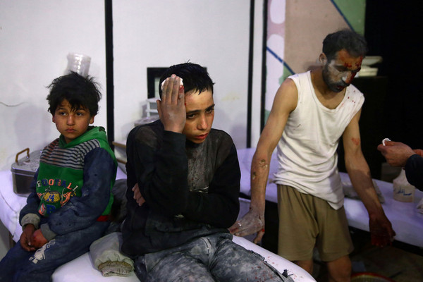 ▲▼敘利亞孩童因為受到政府軍攻擊受傷。（圖／路透社）
