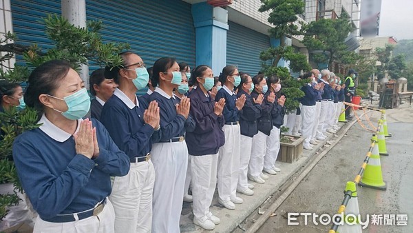 花蓮強震，雲門翠堤最後兩具大體運出，現場有超過一百多位慈濟志工，從早上8點半助念到下午兩點多大體送出，念念祝福、聲聲佛號不斷，祈罹難者靈安。（圖／慈濟基金會提供）