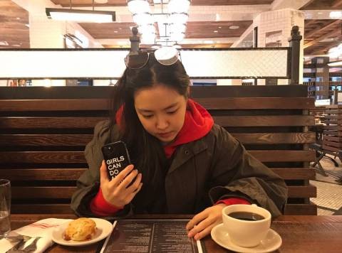 ▲Apink成員孫娜恩手機殼上寫著「GIRLS CAN DO ANYTHING」，卻因此遭到南韓網友撻伐。（圖／翻攝自娜恩IG）