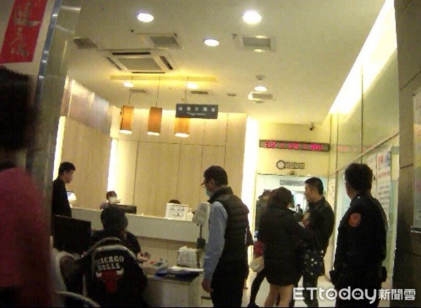 ▲平安護送病童到醫院急診處救治。（圖／蔡坤德提供）