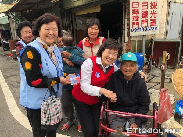 ▲全台因衛生紙價格可能上漲，引發消費者搶購潮，國民黨台南市長提名參選人黃秀霜呼籲政府，多關心民眾有感的民生議題，為民眾看緊荷包，還給大家一個安居樂業的生活。（圖／黃秀霜提供）