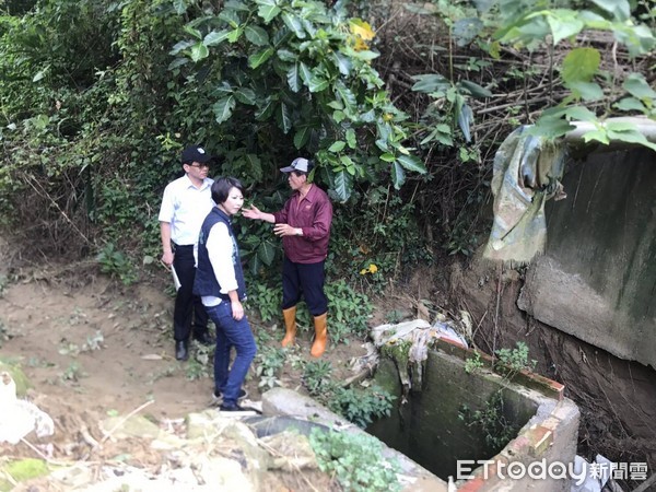 ▲台南市龍崎楊姓筍農的筍園，遭山泉噴濺流失土方，陳亭妃深入山區勘查協助決改善山泉水源流向，以免續遭損失。（圖／陳亭妃提供）