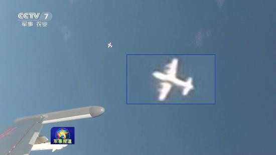 中國官媒公開疑似中國空軍蘇-30戰機攔截國外軍機的鏡頭。《新浪軍事》指出，放大局部鏡頭可以判斷，該國外軍機是一架P-3型反潛巡邏機。（圖／翻攝自新浪軍事）