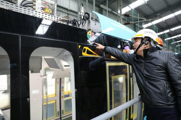 ▲▼環狀線和淡海輕軌列車已經在新竹的台車公司組裝測試中。（圖／翻攝自侯友宜臉書）