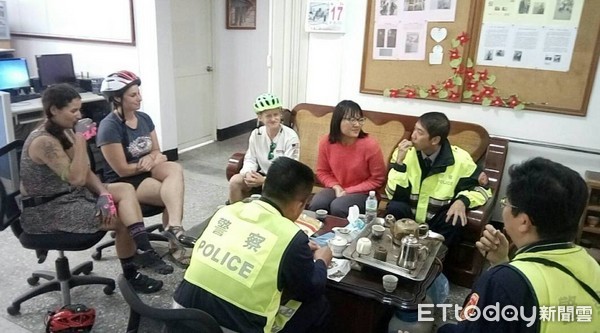 台東池上分駐所警員古芸精通美語與外籍美女遊客對答如流，另外所長及員警們協助單車打氣外，奉上茶水、咖啡及甜點，美女們臨走時要求與員警們合照，並將這份感動上傳ＦＢ，要讓全界都知道「台灣警察ＮＯ.1」！（圖／台東縣警察局提供）