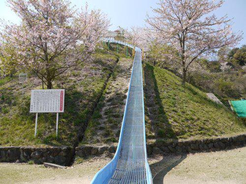 ▲日本最恐怖溜滑梯。（圖／翻攝自推特）