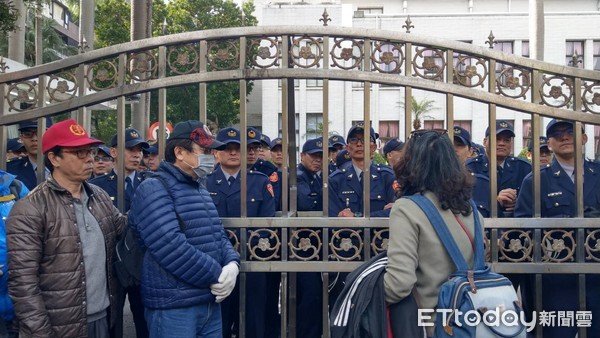 ▲▼反年改立院抗議，警察集合。（圖／記者陳家祥攝）