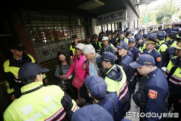 ▲▼反年改抗議，有人上救護車。（圖／記者季相儒攝）