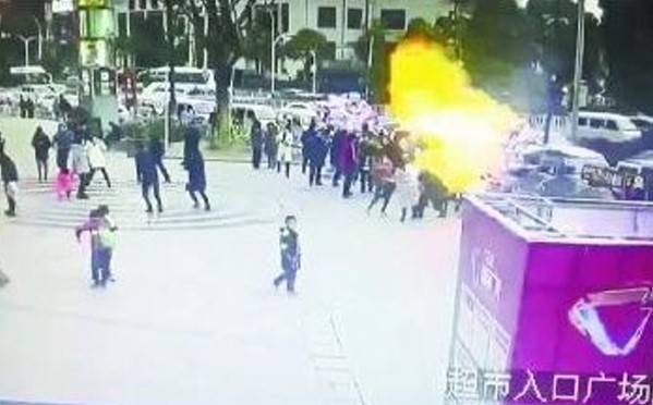 2歲女童路邊買氣球，爆炸燒毀臉。（圖／翻攝自武漢晚報）