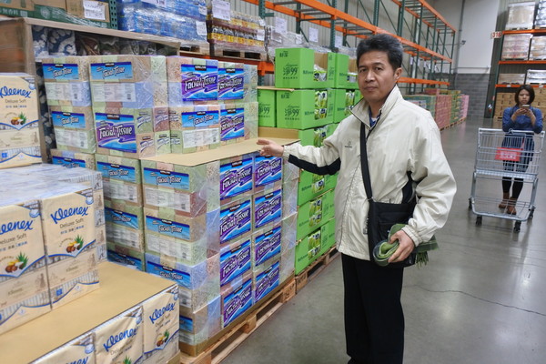 ▲新竹市消保官劉興振至新竹市五大量販店實地了解衛生紙銷售狀況。