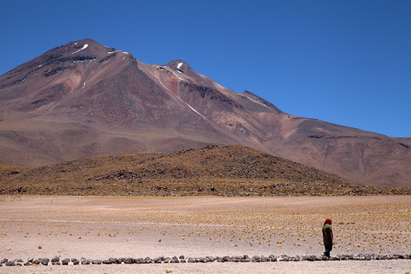 南美洲的阿他加馬沙漠（Atacama Desert）大約10年或是超過10年才下一次雨，但是卻有微小的細菌及微生物能夠存活，對此，研究人員表示，「這暗示了，火星也可能存在類似的生命」。阿他加馬沙漠是南美洲西海岸中部的沙漠，在安地斯山脈和南太平洋岸之間南北綿延約600英里（約1000公里），總面積大約為70000平方英里。（圖／達志影像／美聯社）