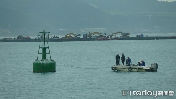 ▲▼淡水海巡隊逮獲於台北港航道內違法釣魚的船艇。（圖／記者陳豐德翻攝）