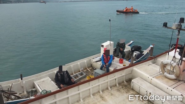 ▲▼淡水海巡隊逮獲於台北港航道內違法釣魚的船艇。（圖／記者陳豐德翻攝）