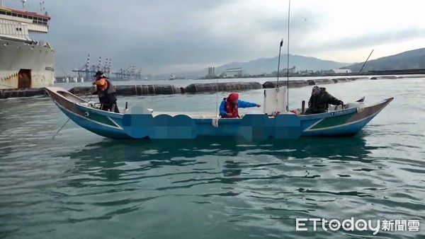 ▲▼淡水海巡隊逮獲於台北港航道內違法釣魚的船艇。（圖／記者陳豐德翻攝）