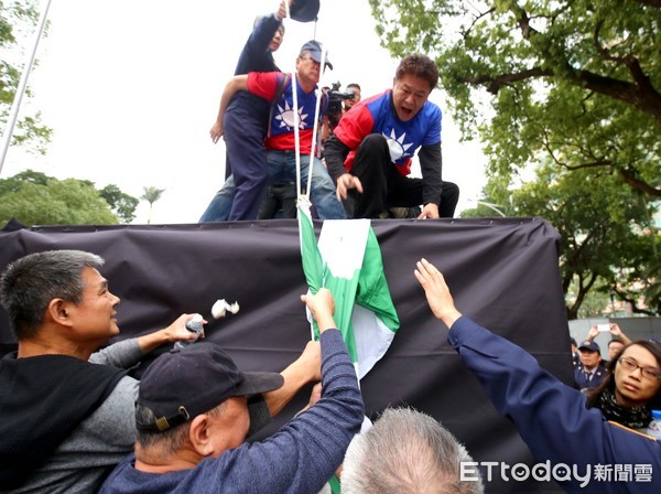 ▲反年改民眾突襲濟南路上台灣國帳篷區，扯斷台灣國旗幟並燒毀，與警方爆發推擠衝突▼。（圖／記者屠惠剛攝）