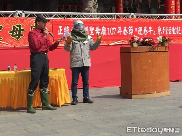 ▲台南市消防局示範穿著適當防護裝備。（圖／消防局提供）