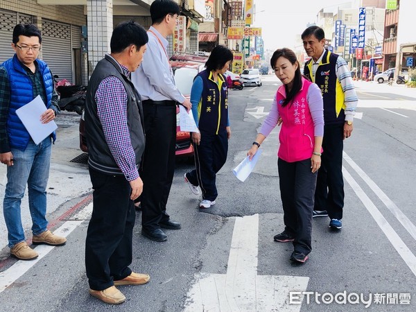 ▲台南市大成路路平施工流標4次，市議員林美燕諷市府申辦世界越野機車賽道。（圖／林美燕提供）