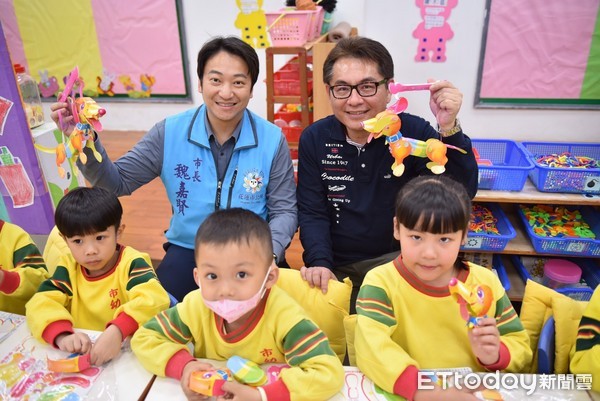 花蓮市長魏嘉賢前往市立幼兒園與小朋友一起DIY今年市公所推出的「跳跳狗燈籠」，鼓勵小朋友能靠自己的努力將跳跳狗燈籠組裝起來，這樣會更有成就感。（圖／花蓮市公所提供）