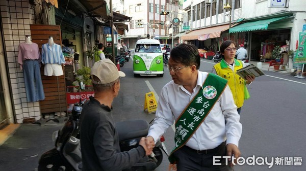 ▲台南市長參選人顏純左，用雙手握緊鄉親的手請託支持。（圖／顏純左提供）