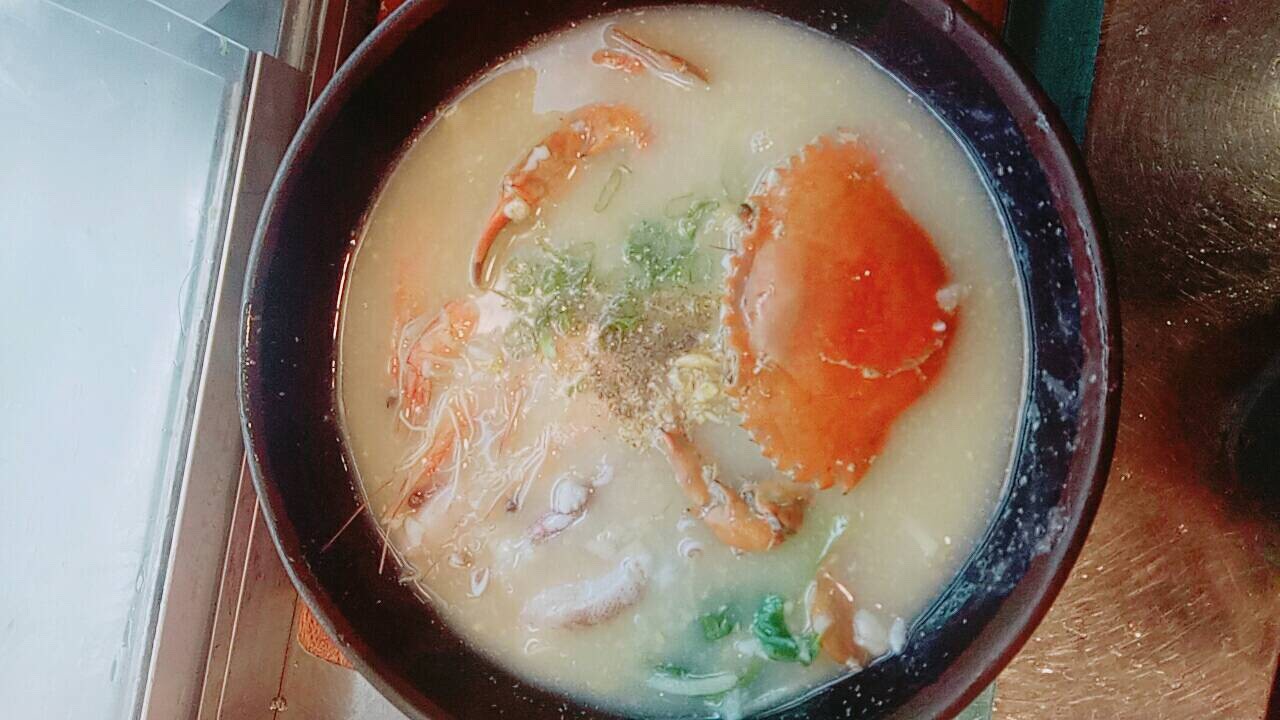 金山老街大碗螃蟹粥誇張好料 夾起肥美螃蟹後又撈出5隻藍鑽蝦 Ettoday旅遊雲 Ettoday新聞雲