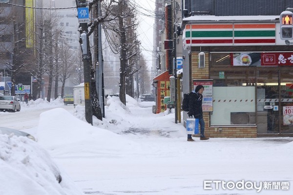 ▲▼北海道札幌下雪，日本路面積雪，日本大雪，路面結冰，日本下雪，路邊積雪 。（圖／記者蔡玟君攝）