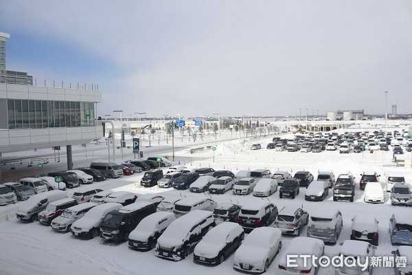 ▲▼北海道新千歲機場，新千歲機場大雪，車子被雪覆蓋。（圖／記者蔡玟君攝）