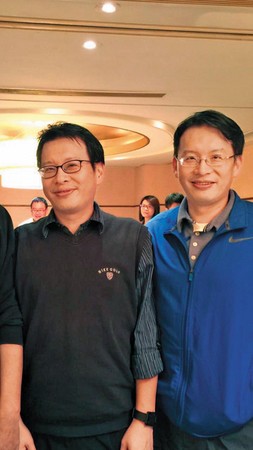 陳涵的雙胞胎兒子陳文棟（右）、陳文傑（左），被控賴債千萬元、搬檢調嗆債主。（讀者提供）