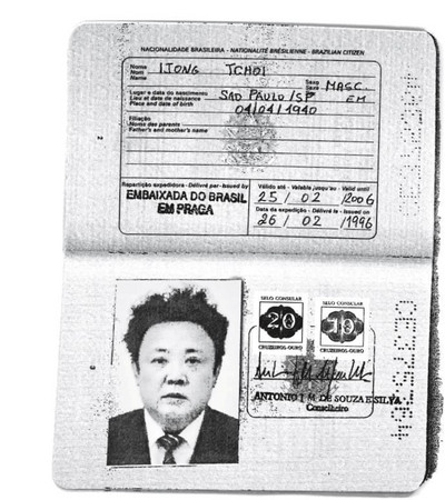 ▲▼ 北韓領導人金正恩和他的已故父親金正日2人曾於1990年代透過詐騙手法取得巴西護照。（圖／路透）