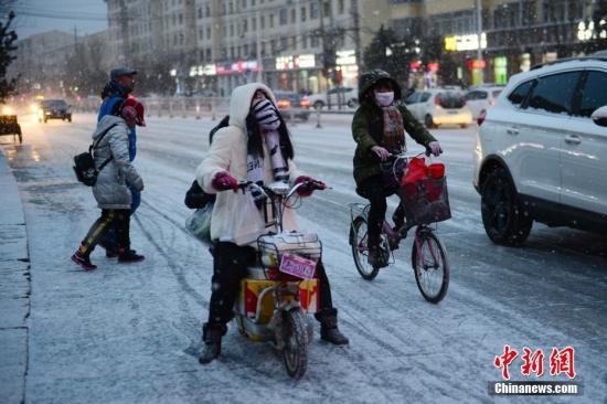 ▲▼内蒙古呼和浩特市迎来2018年首场降雪             。（圖／翻攝自中新網）