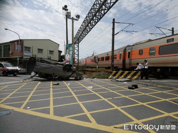 ▲台南市新市區光華街平交道，28日上午10時46分發生一起自強號列車撞擊自小客車車禍事件。（圖／記者林悅翻攝）