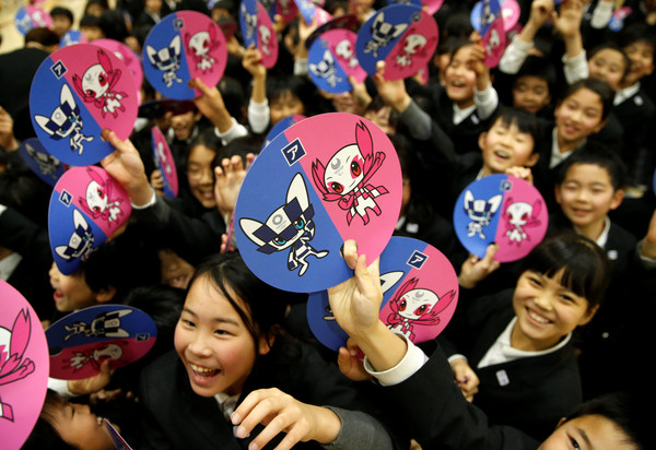 ▲▼日本小學生舉著2020年東京奧運和殘奧會吉祥物宣傳紙。（圖／路透社）