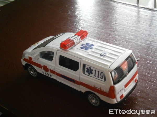 ▲外地學子感謝消防員救助　親手改造「專屬救護車模型」超有心。（圖／記者謝侑霖翻攝）